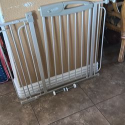Evenflo baby / dog gate up to 42 inch wide