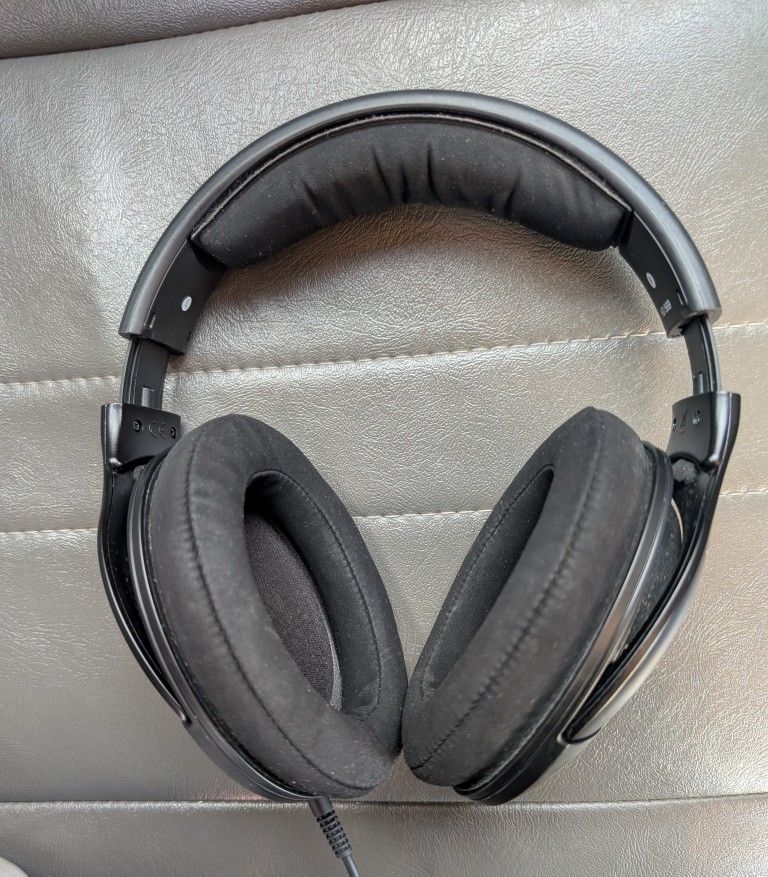 Sennheiser HD 569 Around-Ear Closed Back Wired Studio Hearphones