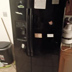 Frigidaire 25.5-cu ft Side-by-Side Refrigerator w Ice Maker (Black)