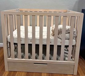 Mini crib with mattress