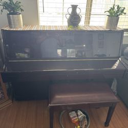 🎹 Upright Piano – Hallet, Davis & Co. + Bench & Keys Included – $300 OBO