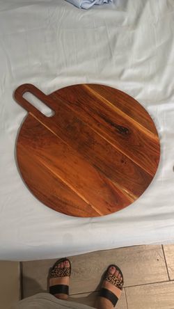 Round Wood Cutting Board with Handle
