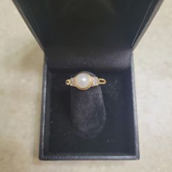 10 K Gold Pearl And Diamonds Ring.  Weight Is 1.7 Grams 