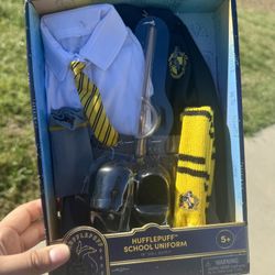 Harry Potter ™ Hufflepuff ™ School Uniform with Wand for 18-inch Dolls 