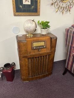 Antique 1940s Coronado Console Radio