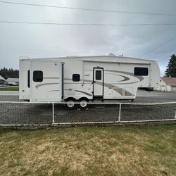 2006 NUWA Hitchhiker Triple Slide 32’ 5th Wheel