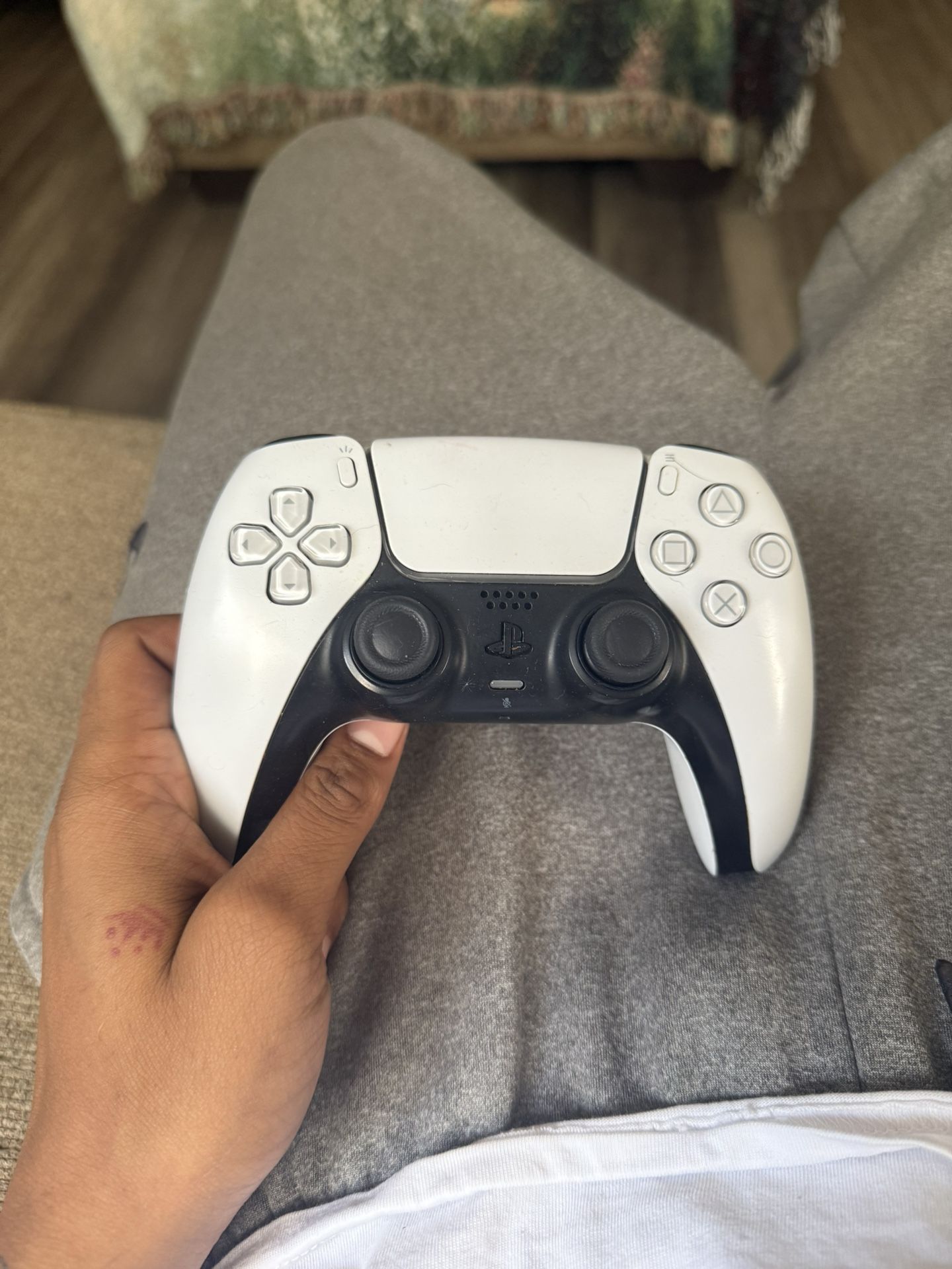 1 Ps5 controller and headset