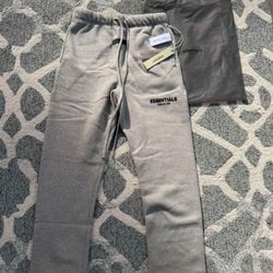 🔥 FEAR OF GOD ESSENTIALS SWEATPANTS – DARK OATMEAL / DARK GREY – SIZE MEDIUM (NEW)