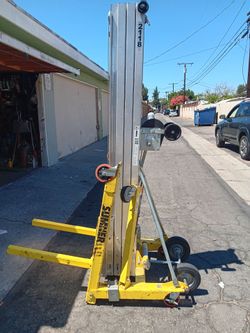 18' Sumner material lift