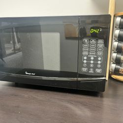 Magic Chef 900 Watt Microwave 