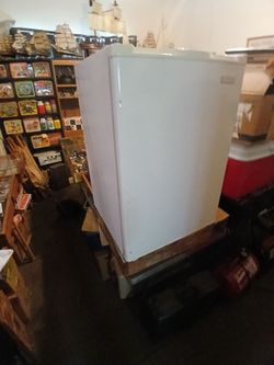 ARTIC FRESH MINI REFRIGERATOR