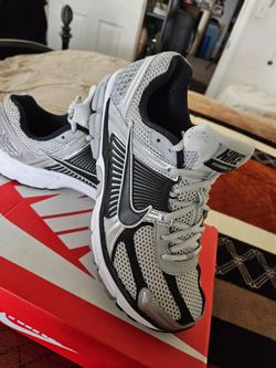 TENIS NIKE ZOOM VOMERO 5 MS SEMI-NUEVOS.