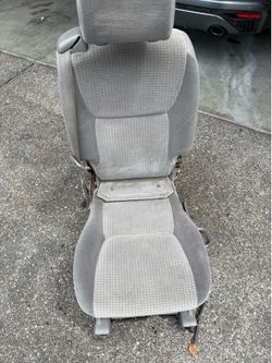 Passenger Side Captain Seat – Gray Cloth