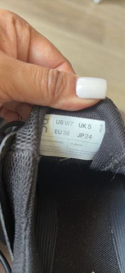Women’s sneakers size 7