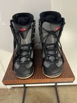 MEN'S SIZE 11 MORROW SNOWBOARD BOOTS!