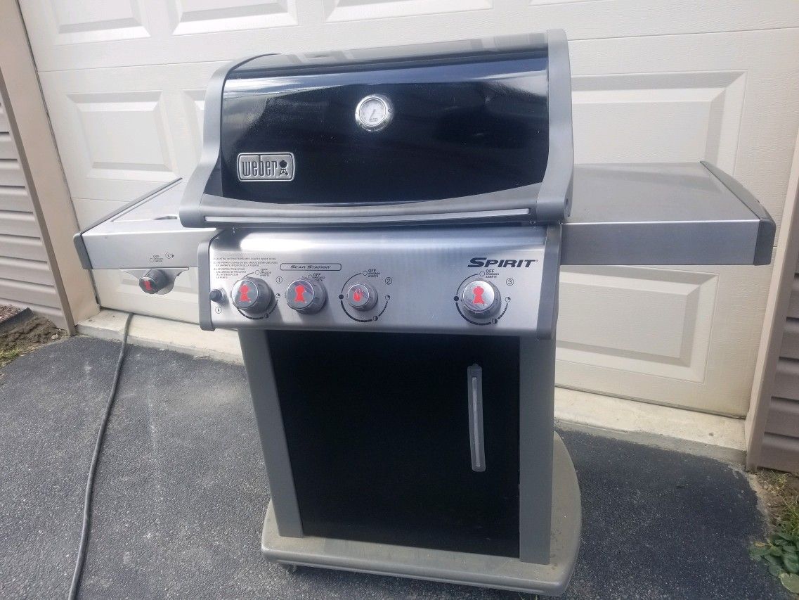 Weber Spirit E-330 Black Porcelain Enamel 3 Burner Gas Grill Used Two Seasons
