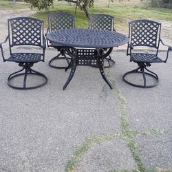 Patio Table And 4 Chairs 