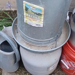 Very nice poultry feeder, chicken feeder 30 lb 14-in pan