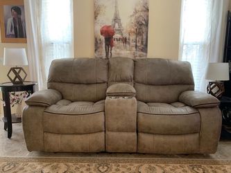 Electric Reclining Loveseat with Console