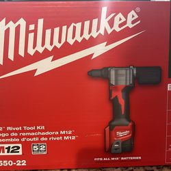 Milwaukee M12 Rivet Tool Kit    Judging de remachadora M12