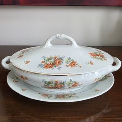 Vintage porcelain serving tureen with lid and underplate, floral pattern. Made In Italy