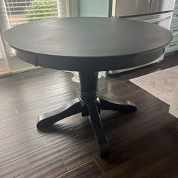 Round dining table
