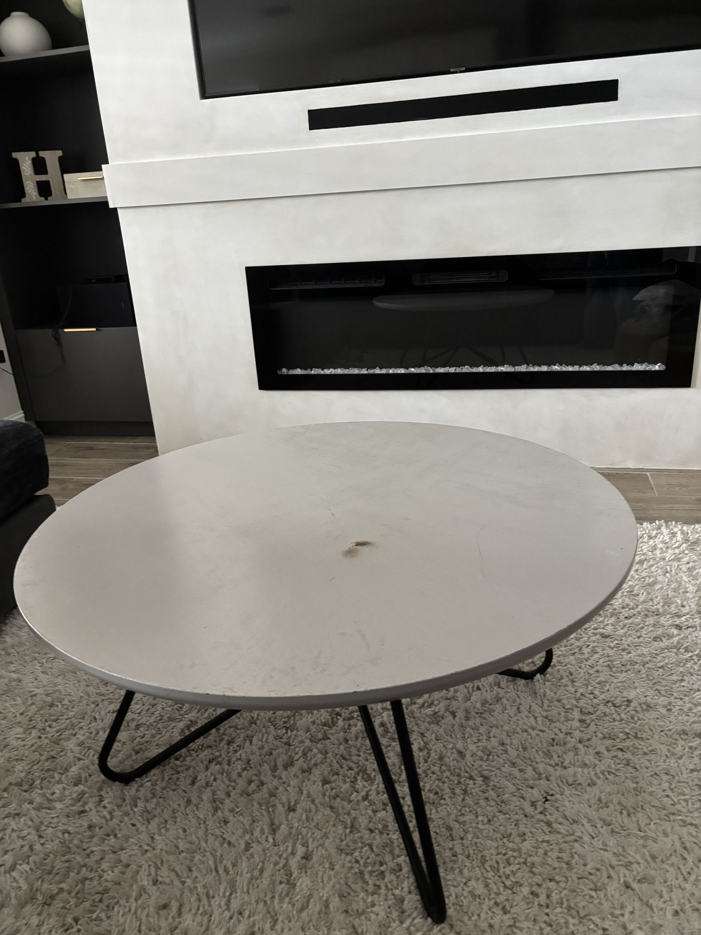 Round coffee/cocktail table
