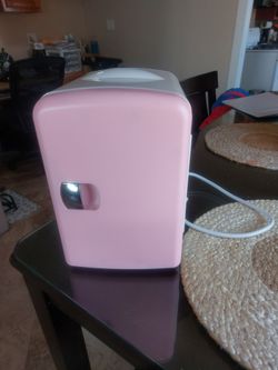 Pink Mini Compact Personal Fridge. Mini refrigerador Mini compacto personal rosa. Measurements 10 inches high,7 inches wide,9 inches sides.