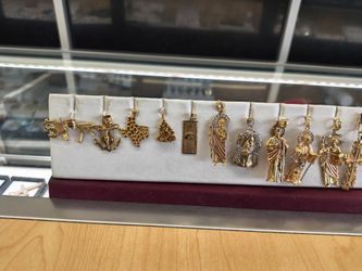 14k10k gold pendant different prices and grams layaway available 10% Dwon if you interested please make sure you ask for Maribel thank you