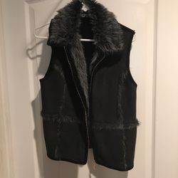 Woman’s black medium suede sweater Fur vest