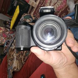Nixon Coolpix L 105 12.1 Megapixel