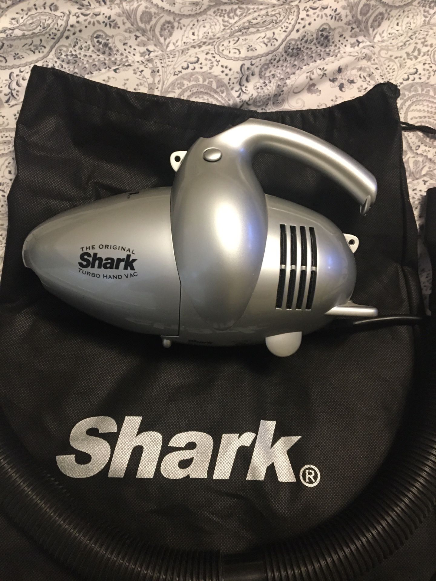 Shark 600 watts portable hand vacuum like new