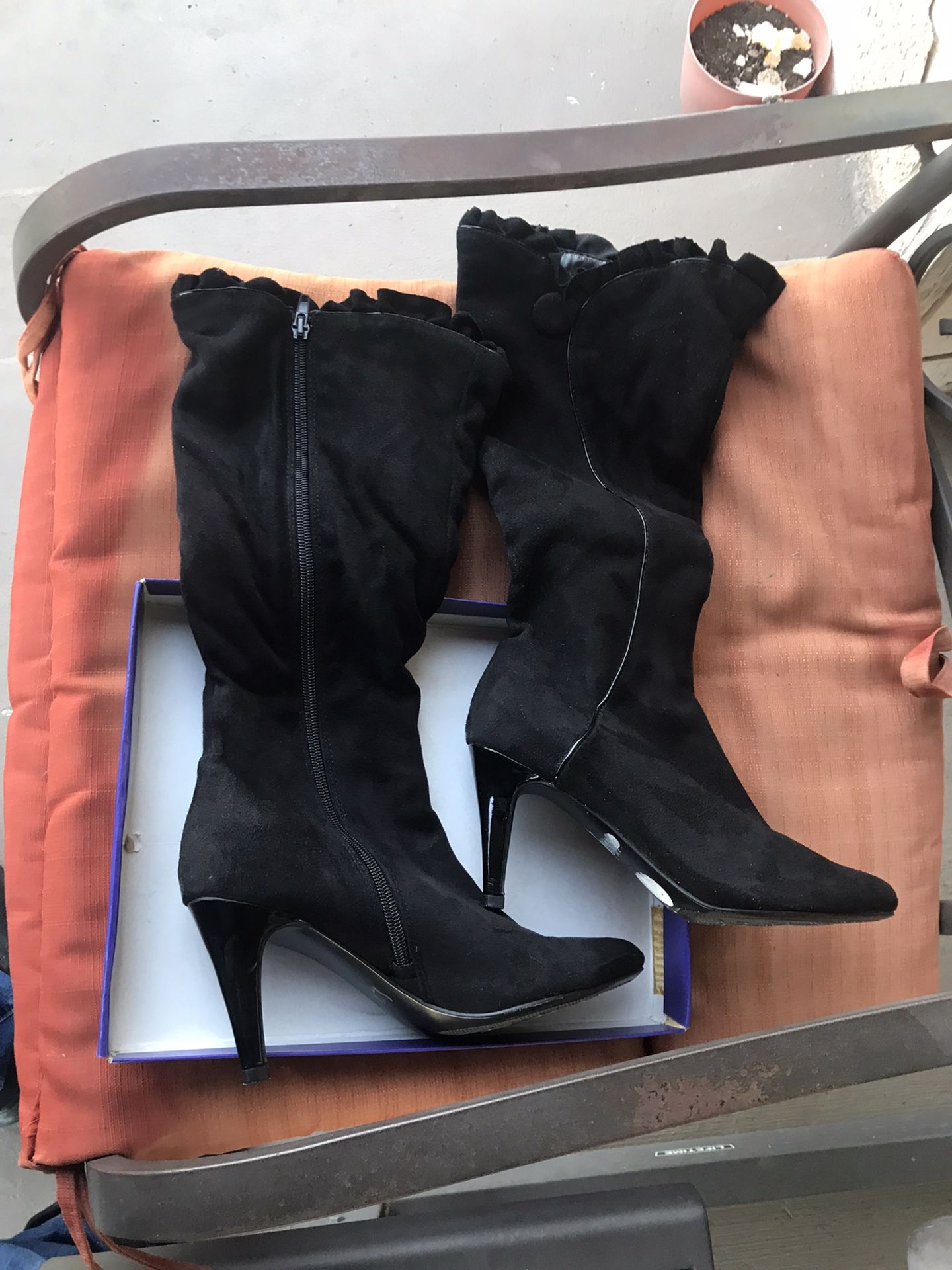 Woman Sweade Boots Size. 7.5