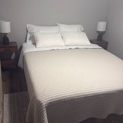 Queen set With Nightstands 