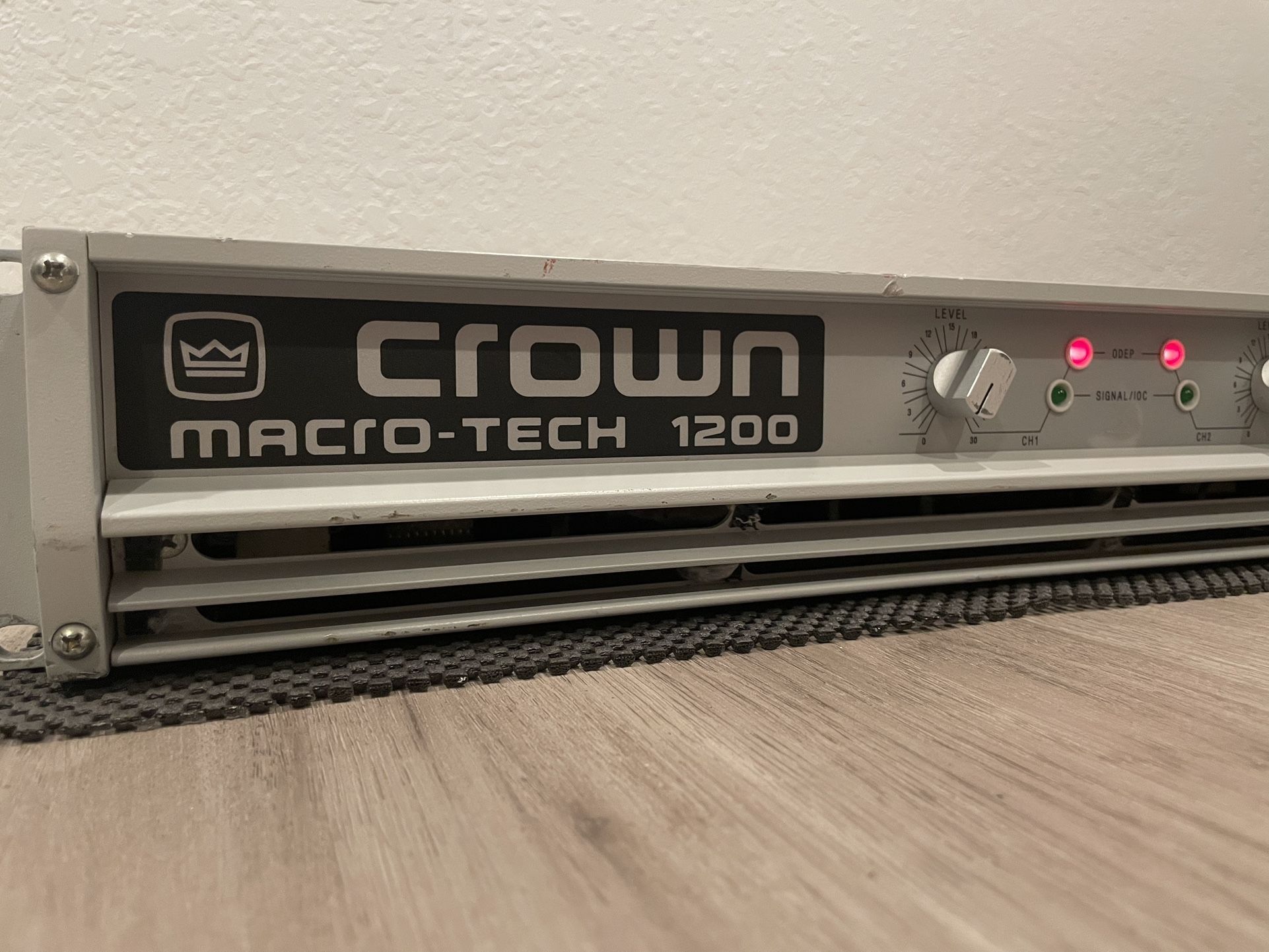 Crown Macro-Tech 1200 Stereo Amplifier 
