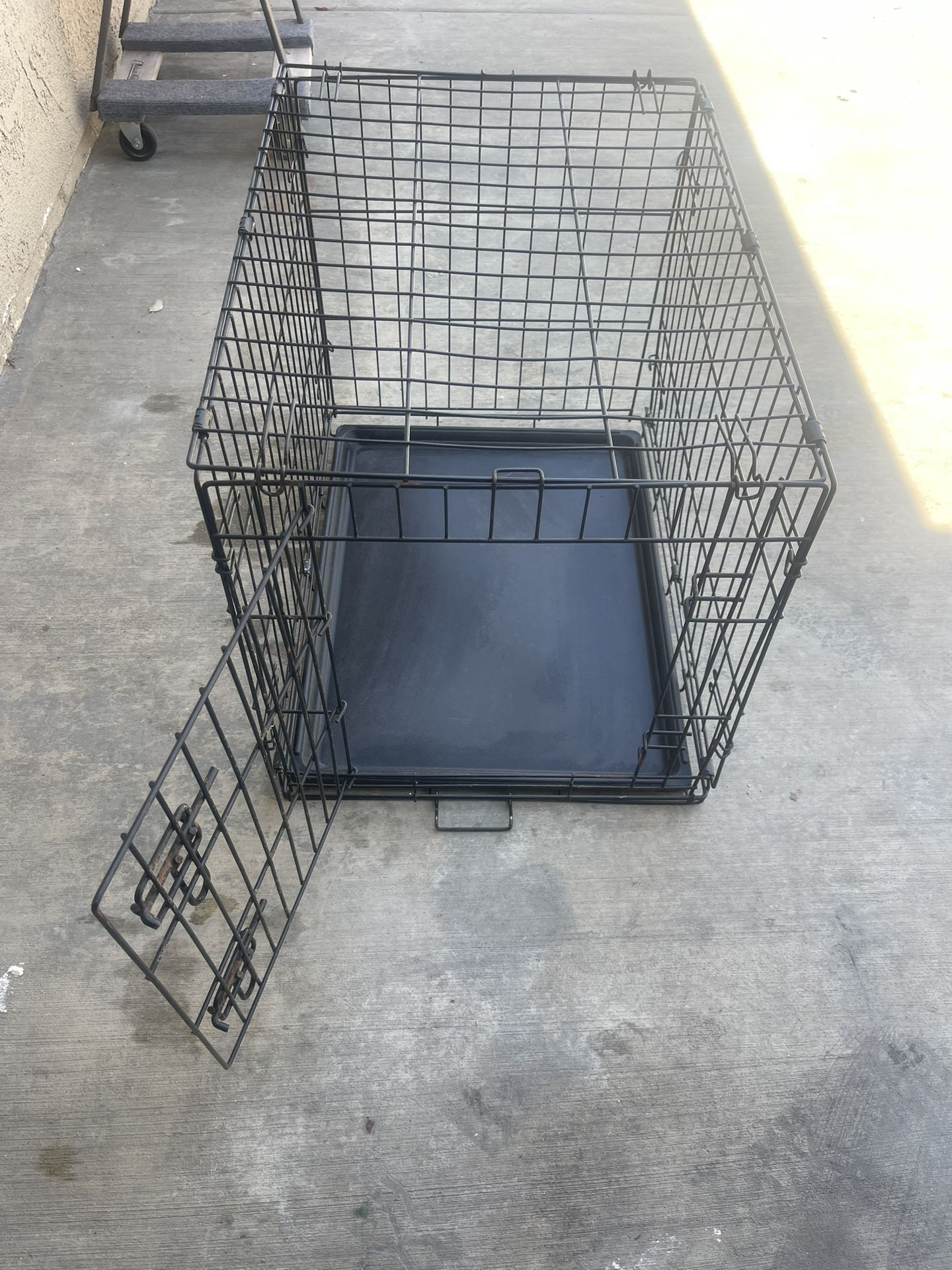 24X20X18 Small Metal Crate I Medium Dog Might Fit In There