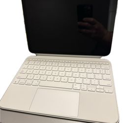 📱 iPad 10th Gen (A2696) 64GB + Apple Magic Keyboard Folio – $280