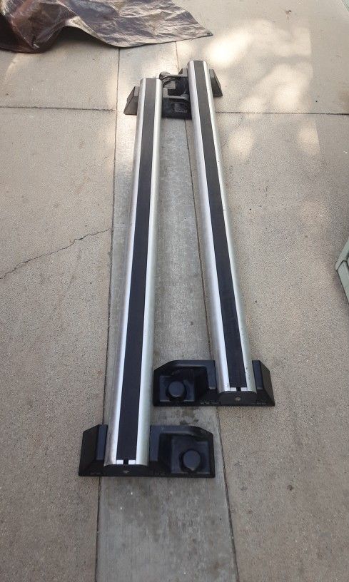 H2 Hummer Roof Racks(2)),H2 Hummer Roof Rack Light (4 LIGHTS)(1 light needs bulb and cover)but Works Fine.,1 H2 Hummer Sunroof Cover.