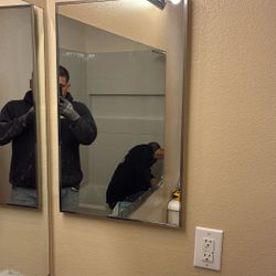 Bathroom medicine cabinet