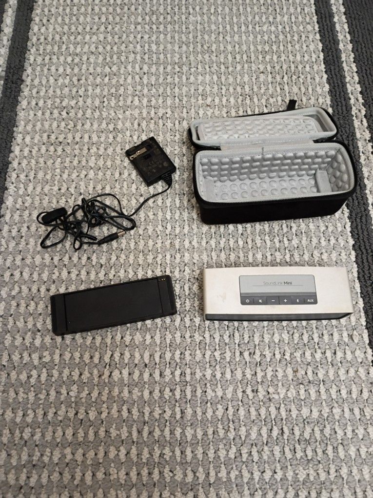 Bose Soundlink Mini With Case Dock And Cable
