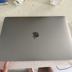 2019 MacBook Pro 15 Inch 32 Ram 500gb HD