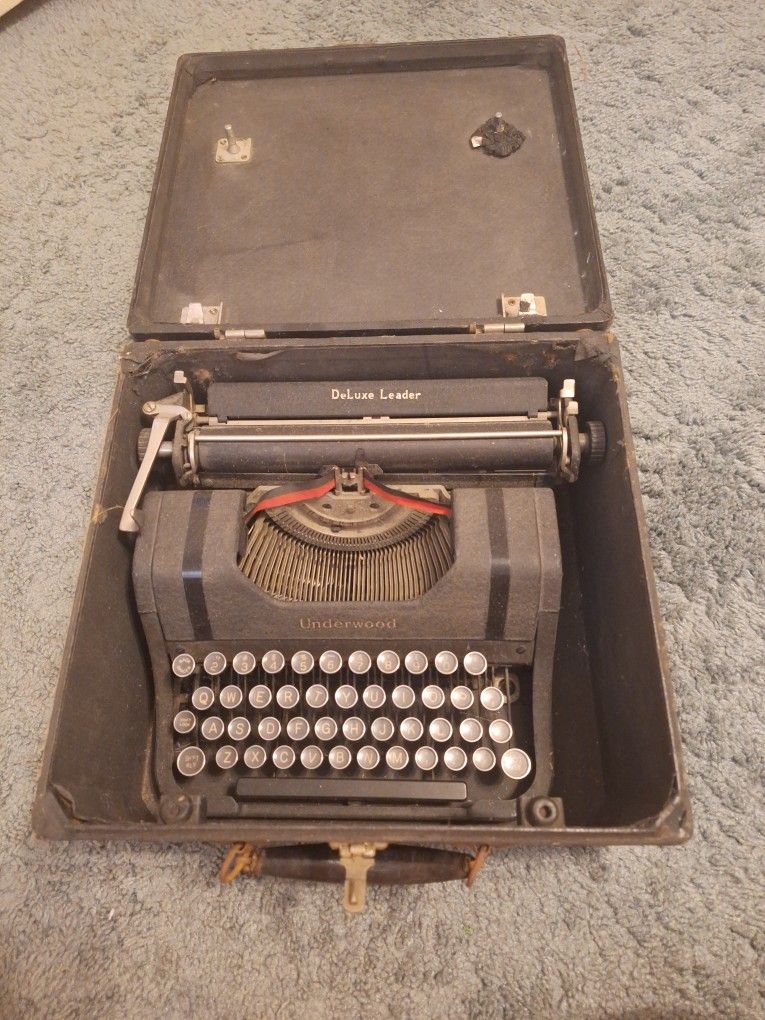 DeLuxe Leader Underwood Typewriter