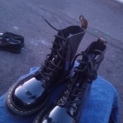 DOC MARTENS BLACK PAT LEATHER WNS SIZE 8