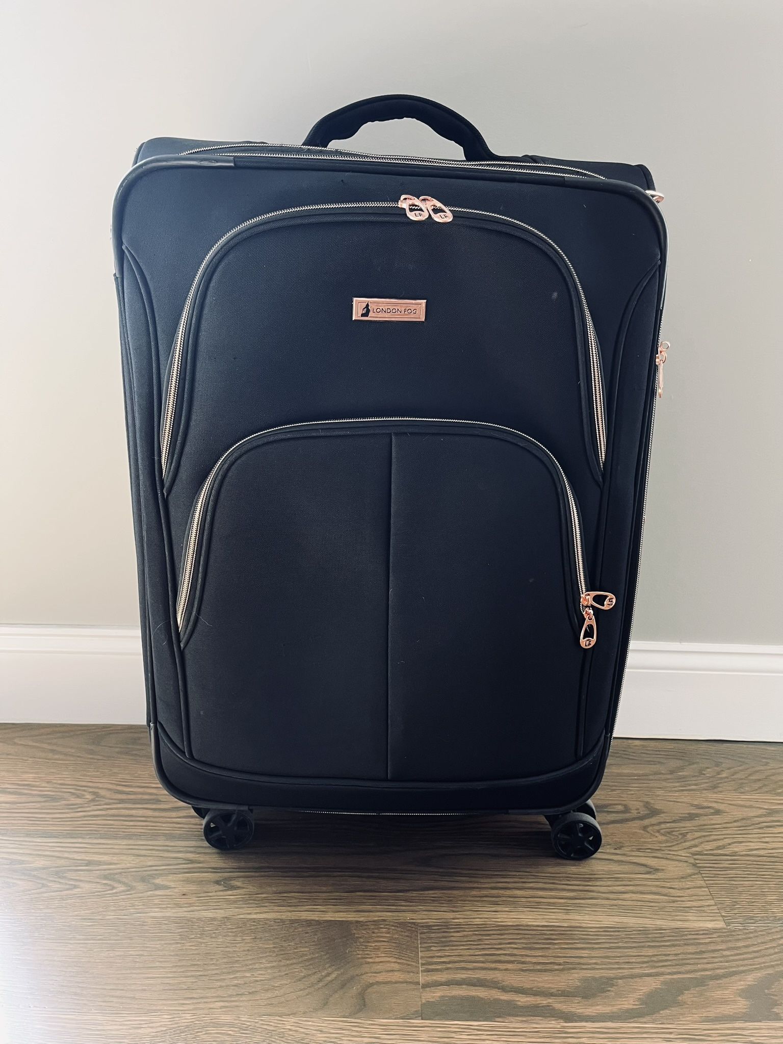 London Fog Softside Expandable Spinner Luggage/ Suitcase Black with Gold Zippers