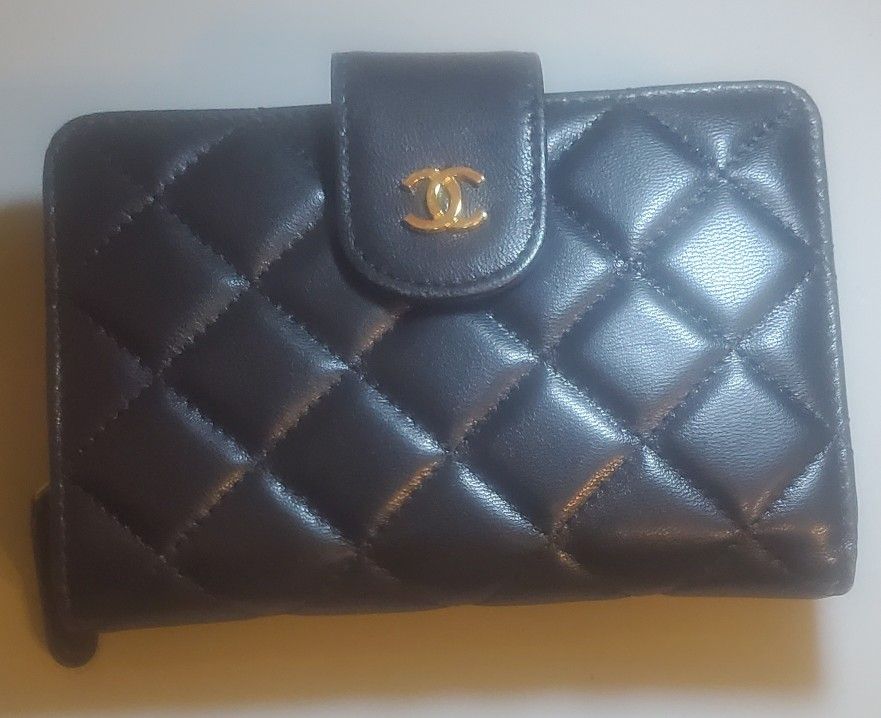 Chanel Quilted wallet Lambskin leather Black with gold furnishings.