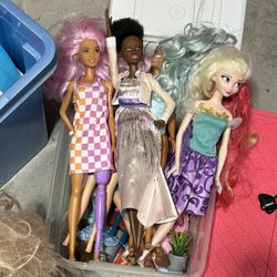 Vintage Barbie Furniture & playset lot plus 20 Barbie 