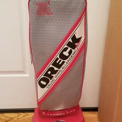 NEW cond  COMMERCIAL HEAVY DUTY VACUUM WITH  AMAZING POWER SUCTION  , WORKS EXCELLENT  , IN THE BOX 