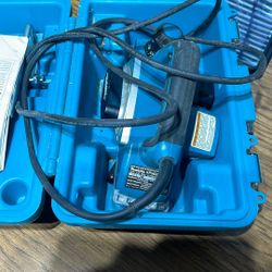 Makita KRO800
