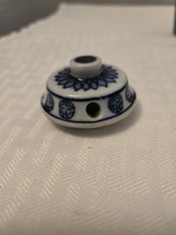 Replacement lid, blue and white color.. Measurement 1 7/8" round diameter, 3/4" tall. No chips or Cracks. Very good condition.