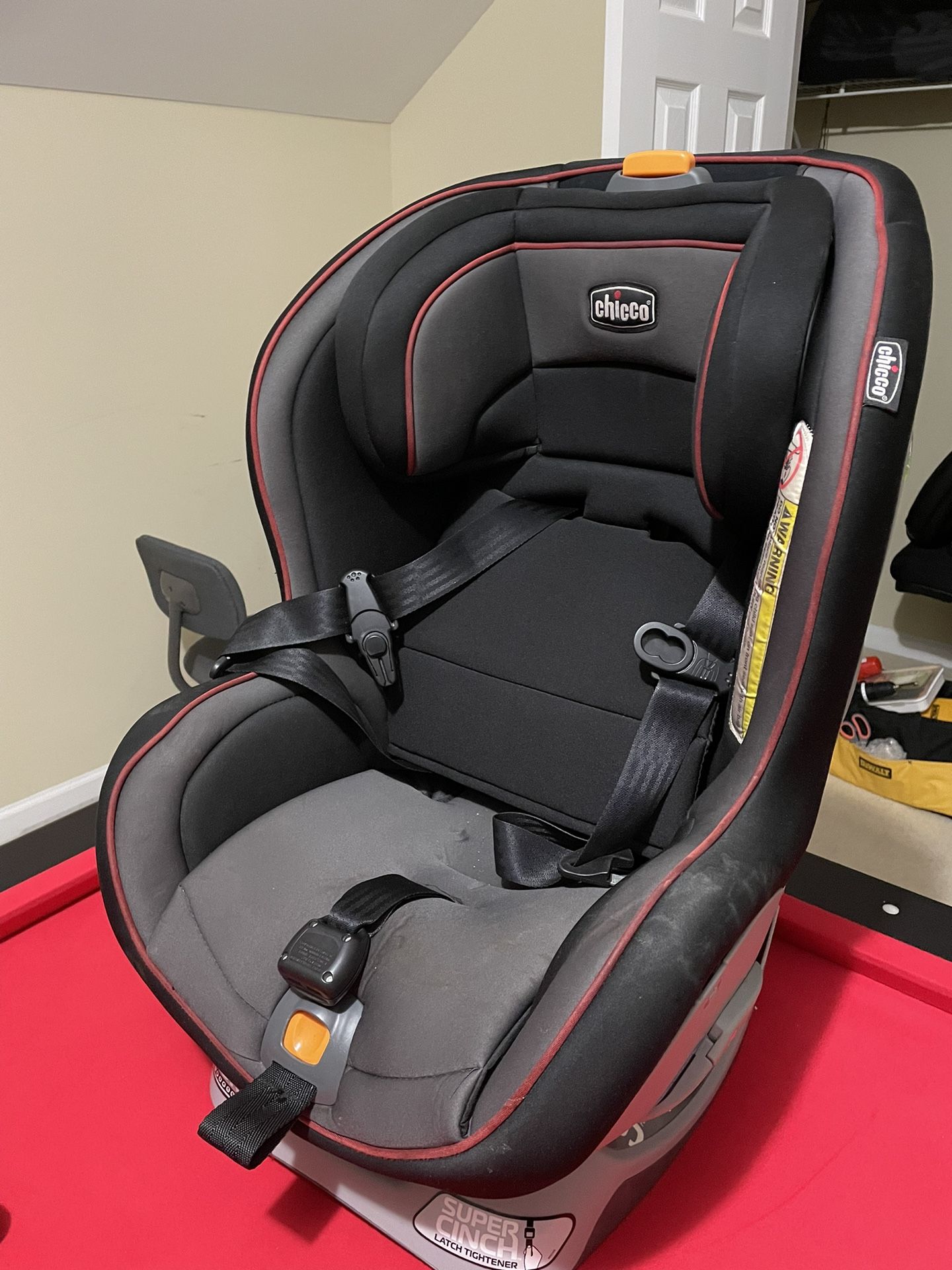 Chicco Nextfit Sport Convertible Car seat!!